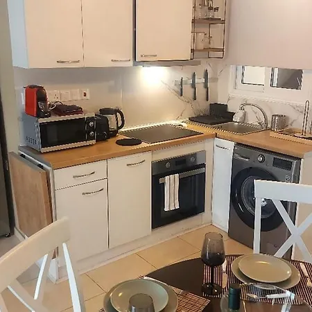 Artemis Panorama Chic Getaway Apartment